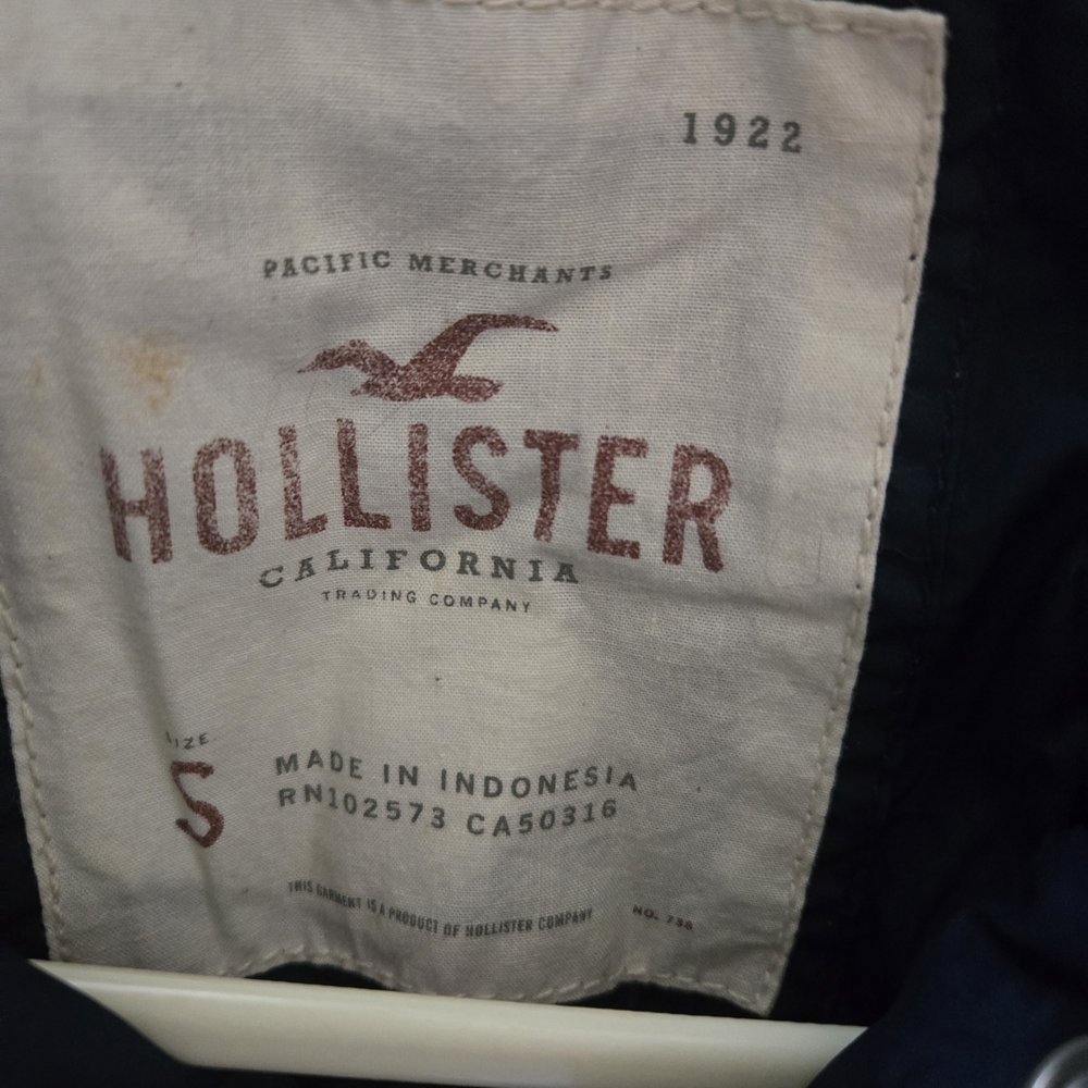 Hollister Women's Dark Blue Puffer Jacket - Picture 2 of 4